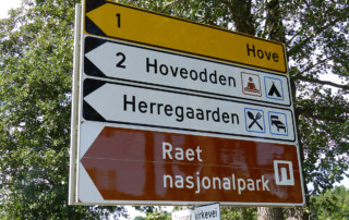 Skilting viser vei til Raet nasjonalpark på Tromøy.