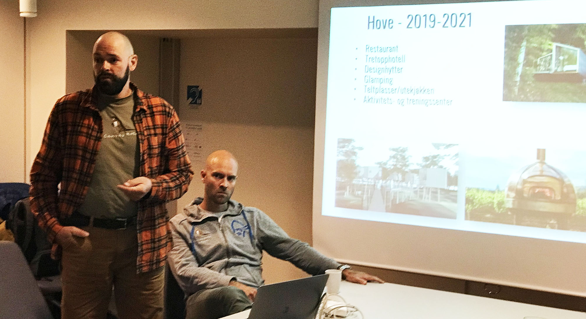 Jan Fasting og Vebjørn Haugerud presenterte planene for Hove Canvas. Foto: Øivind Berg