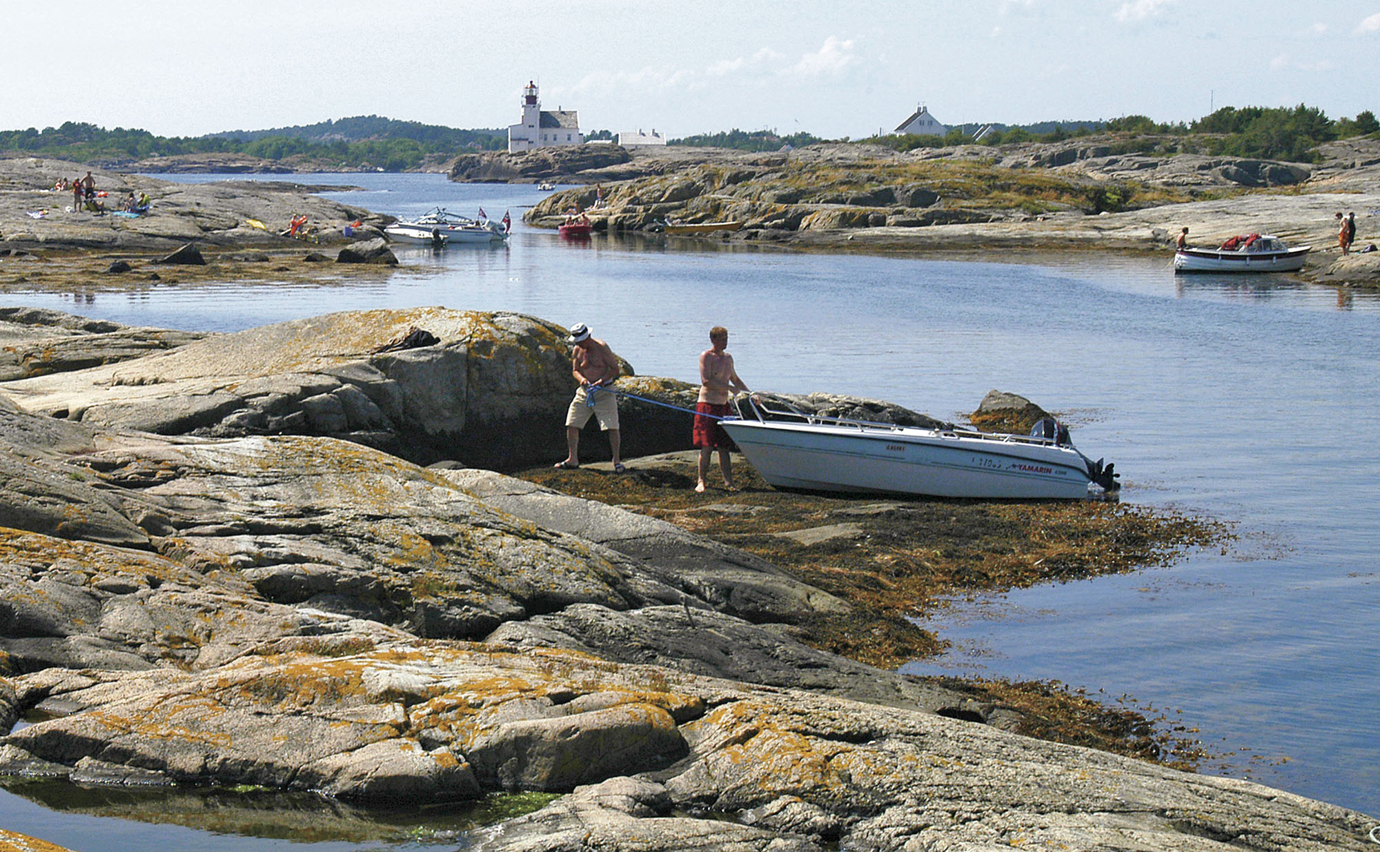 RAET_Sommerliv_flatskjaera_BERG Båtliv på holmer og skjær i Tvedestrands ytre skjærgård. Velkomstsenteret i Lyngørfjorden Kystkultursenter blir "resepsjon" for opplevelser i Raet nasjonalpark.