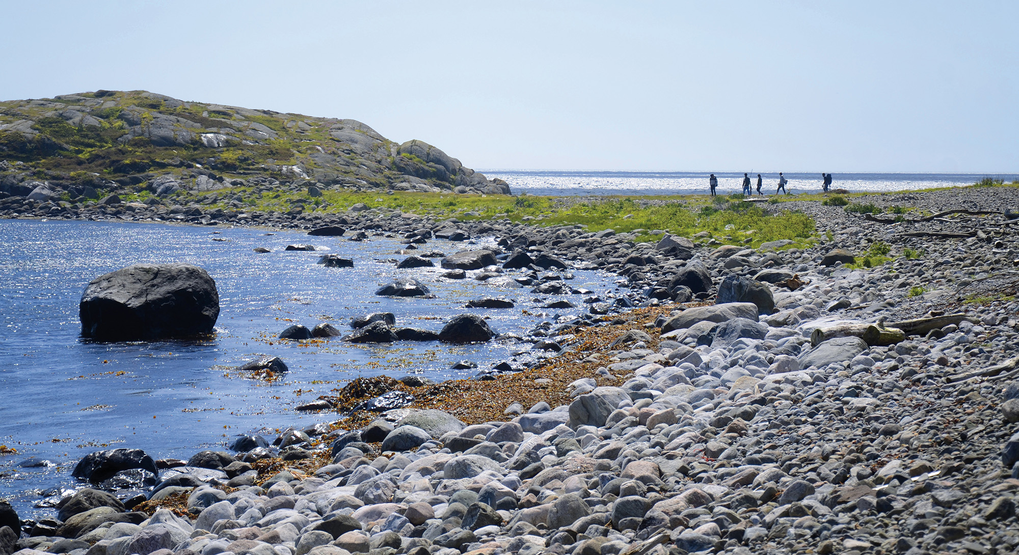 MERDØ – rullesteinstrendene på utsiden ligner på rullesteinstrendene på Hove, Spornes og Bjellandstrand på Tromøy. Dette er karakterlandskap for Raet nasjonalpark. På Vitensenteret Sørlandet i Arendal er det installasjoner som viser hvordan landet hevet seg etter siste istid og hvor steinene opprinnelig kommer fra.