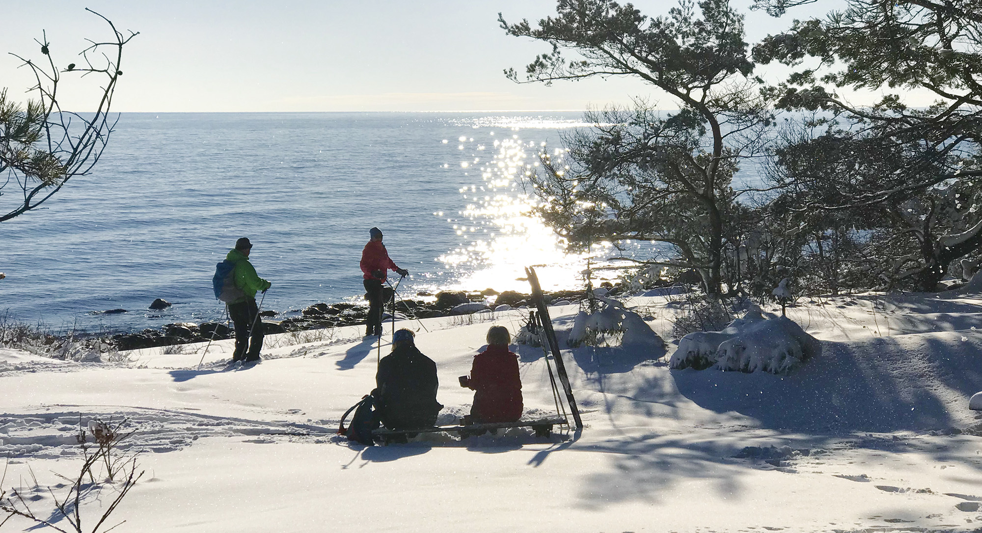 Påskestemning ytterst mot havet. Dette er et uvanlig syn. De fleste av årets dager er det fotfolket som "eier" området, og rastebenkene er flittig brukt av mosjonister og turfolk som legger søndagsturen til Hove. Men den første søndagen i februar inviterte naturen til skiopplevelser i fjæra.