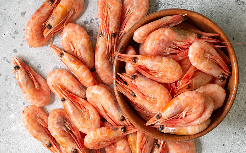 Prawns,In,A,Wooden,Bowl,On,A,Light,Gray,Table.