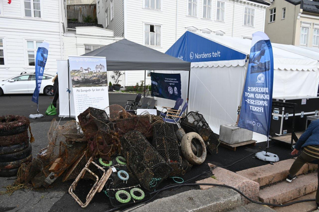 Det var et betydelig lass teiner, garn og marint søppel som ble landet på kaia i Arendal. Foto: Norsk Fyrforening